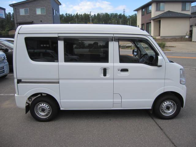 エブリイ ＰＣリミテッド　４ＷＤ　４ＡＴ　パワーウィンドゥ　セキュリティーアラーム　　ＥＴＣ装備　運転席エアバッグ　助手席エアバッグ　横滑り防止装置　キーレスエントリー　パワーステアリング　マニュアルエアコン　ＡＢＳ（8枚目）