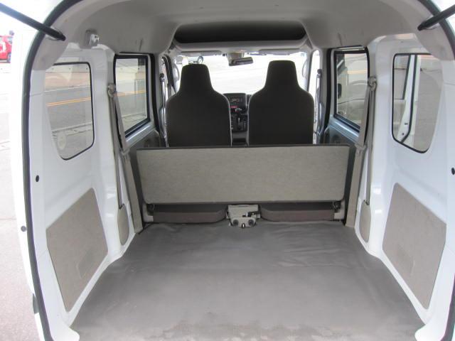 エブリイ ＰＣリミテッド　４ＷＤ　４ＡＴ　パワーウィンドゥ　セキュリティーアラーム　　ＥＴＣ装備　運転席エアバッグ　助手席エアバッグ　横滑り防止装置　キーレスエントリー　パワーステアリング　マニュアルエアコン　ＡＢＳ（25枚目）