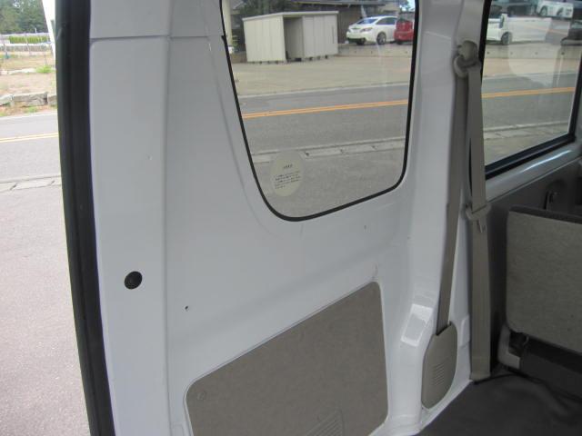 エブリイ ＰＣリミテッド　４ＷＤ　４ＡＴ　パワーウィンドゥ　セキュリティーアラーム　　ＥＴＣ装備　運転席エアバッグ　助手席エアバッグ　横滑り防止装置　キーレスエントリー　パワーステアリング　マニュアルエアコン　ＡＢＳ（27枚目）