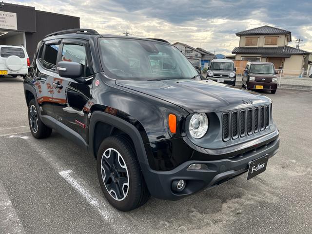 ジープ・レネゲード トレイルホーク　トレイルホーク　４ＷＤ　ブラインドスポット　レーンキープアシスト　クルーズコントロール　クリアランスソナー　純正１７インチＡＷ　オートライト　スマートキー　ＨＩＤヘッドライト　Ｂｌｕｅｔｏｏｔｈ（4枚目）