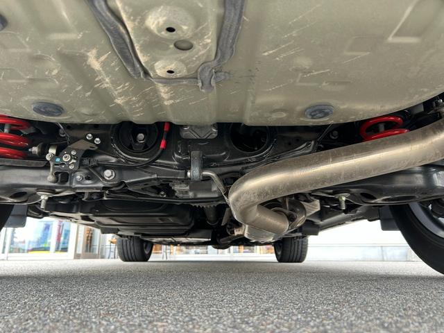 店内のキッズコーナーには人気ゲームやＤＶＤをご用意、ＴＶ・雑誌も取り揃えておりますので整備待ち時間でも退屈致しません♪各種お飲み物のご用意、お子様には風船とお菓子をプレゼントしております♪