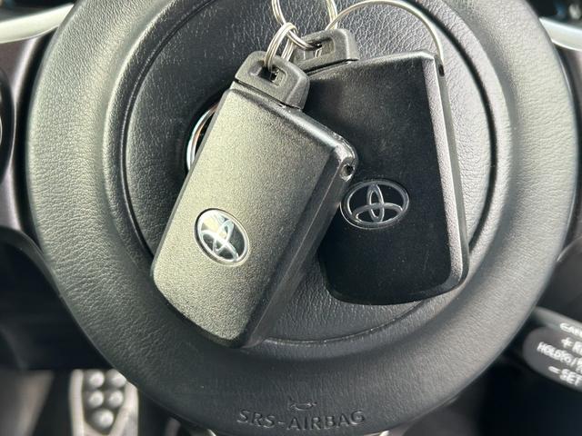 店内のキッズコーナーには人気ゲームやＤＶＤをご用意、ＴＶ・雑誌も取り揃えておりますので整備待ち時間でも退屈致しません♪各種お飲み物のご用意、お子様には風船とお菓子をプレゼントしております♪