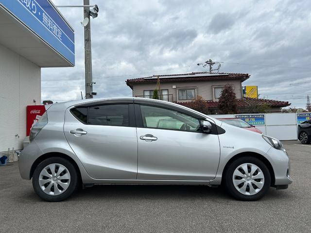 アクア Ｓ【愛媛仕入】【２０２４年製グッドイヤータイヤ】【禁煙車】　【純正ＳＤナビ／ワンセグ／ＢＴ接続】【ＬＥＤオートライト＆フォグ】【ヘッドライトウォッシャー】【ＥＴＣ】【オートエアコン】【スマートキー＆プッシュスタート】盗難防止装置　電格ミラー　ミラーウインカー（12枚目）