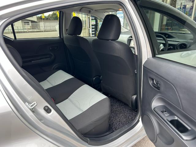アクア Ｓ【愛媛仕入】【２０２４年製グッドイヤータイヤ】【禁煙車】　【純正ＳＤナビ／ワンセグ／ＢＴ接続】【ＬＥＤオートライト＆フォグ】【ヘッドライトウォッシャー】【ＥＴＣ】【オートエアコン】【スマートキー＆プッシュスタート】盗難防止装置　電格ミラー　ミラーウインカー（20枚目）