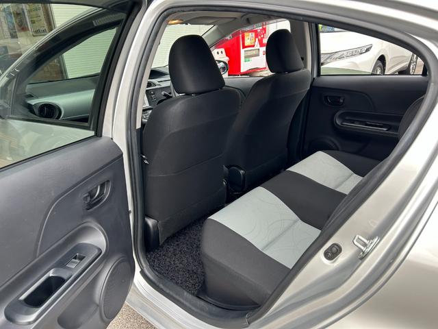 アクア Ｓ【愛媛仕入】【２０２４年製グッドイヤータイヤ】【禁煙車】　【純正ＳＤナビ／ワンセグ／ＢＴ接続】【ＬＥＤオートライト＆フォグ】【ヘッドライトウォッシャー】【ＥＴＣ】【オートエアコン】【スマートキー＆プッシュスタート】盗難防止装置　電格ミラー　ミラーウインカー（24枚目）