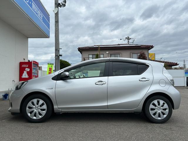 アクア Ｓ【愛媛仕入】【２０２４年製グッドイヤータイヤ】【禁煙車】　【純正ＳＤナビ／ワンセグ／ＢＴ接続】【ＬＥＤオートライト＆フォグ】【ヘッドライトウォッシャー】【ＥＴＣ】【オートエアコン】【スマートキー＆プッシュスタート】盗難防止装置　電格ミラー　ミラーウインカー（45枚目）