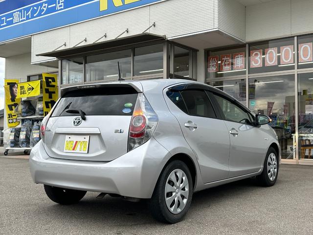 アクア Ｓ【愛媛仕入】【２０２４年製グッドイヤータイヤ】【禁煙車】　【純正ＳＤナビ／ワンセグ／ＢＴ接続】【ＬＥＤオートライト＆フォグ】【ヘッドライトウォッシャー】【ＥＴＣ】【オートエアコン】【スマートキー＆プッシュスタート】盗難防止装置　電格ミラー　ミラーウインカー（48枚目）