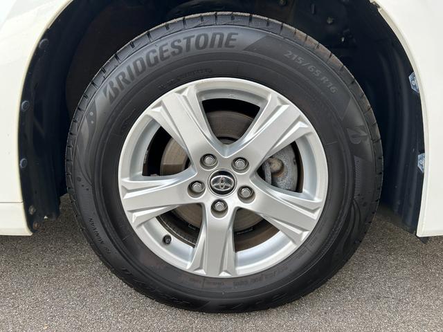 店内のキッズコーナーには人気ゲームやＤＶＤをご用意、ＴＶ・雑誌も取り揃えておりますので整備待ち時間でも退屈致しません♪各種お飲み物のご用意、お子様には風船とお菓子をプレゼントしております♪