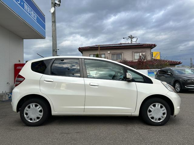 フィット G【タイミングチェーン】【2023年製ダンロップタイヤ】禁煙 【純正HDDナビ/ワンセグ/CD&DVD再生/バックカメラ】【ETC】【キーレス】【電格ミラー】【ミラーウインカー】【スペアキー有】(12枚目)