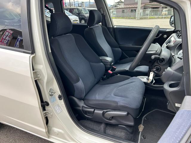 フィット G【タイミングチェーン】【2023年製ダンロップタイヤ】禁煙 【純正HDDナビ/ワンセグ/CD&DVD再生/バックカメラ】【ETC】【キーレス】【電格ミラー】【ミラーウインカー】【スペアキー有】(19枚目)