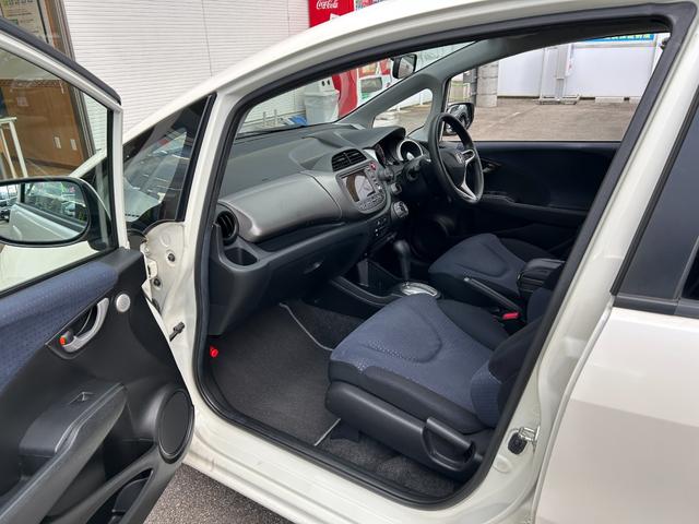 フィット G【タイミングチェーン】【2023年製ダンロップタイヤ】禁煙 【純正HDDナビ/ワンセグ/CD&DVD再生/バックカメラ】【ETC】【キーレス】【電格ミラー】【ミラーウインカー】【スペアキー有】(22枚目)