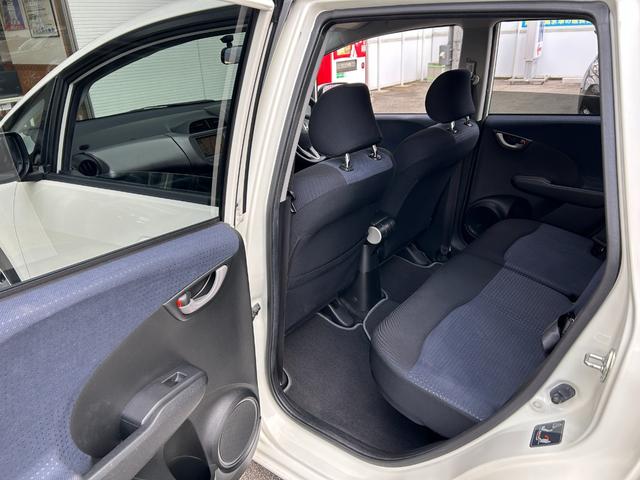 フィット G【タイミングチェーン】【2023年製ダンロップタイヤ】禁煙 【純正HDDナビ/ワンセグ/CD&DVD再生/バックカメラ】【ETC】【キーレス】【電格ミラー】【ミラーウインカー】【スペアキー有】(24枚目)