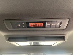 【デュアルオートエアコン】前席と後席で別々の温度の設定ができ、設定した温度を自動制御。それぞれに風量や吹き出し口モードの調整も可能です。 6