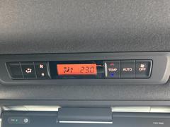【デュアルオートエアコン】前席と後席で別々の温度の設定ができ、設定した温度を自動制御。それぞれに風量や吹き出し口モードの調整も可能です。 7