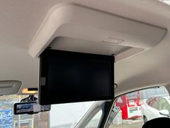 【後席モニター】後部座席でＴＶやＤＶＤが視聴できます。旅行や帰省でのロングドライブ時のお供に最適！ 4