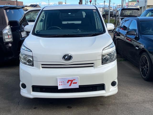 ヴォクシー X Lエディション 純正ナビ 地デジTV バックカメラ 両側スライドドア 左片側パワースライドドア キーレスエントリー アルミホイール HIDヘッドライト 運転席・助手席エアバック ABS(3枚目)