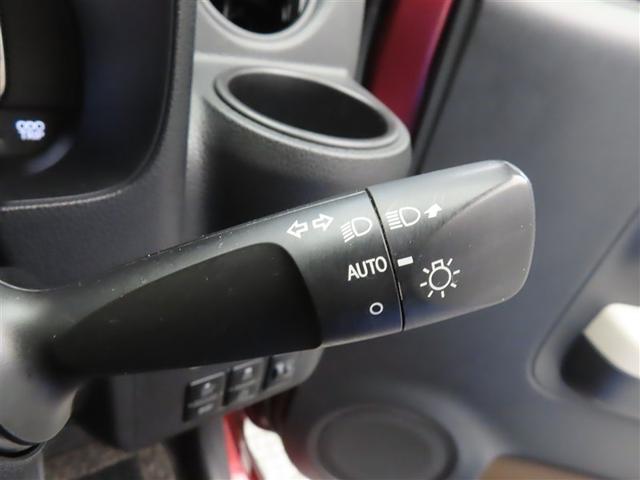 スイッチをオートに設定しておけば、車外の明るさに応じて自動的にヘッドランプを点灯・消灯します。夕暮れ時やトンネルの続く山道などを走行する時に便利なコンライトを装備しています。