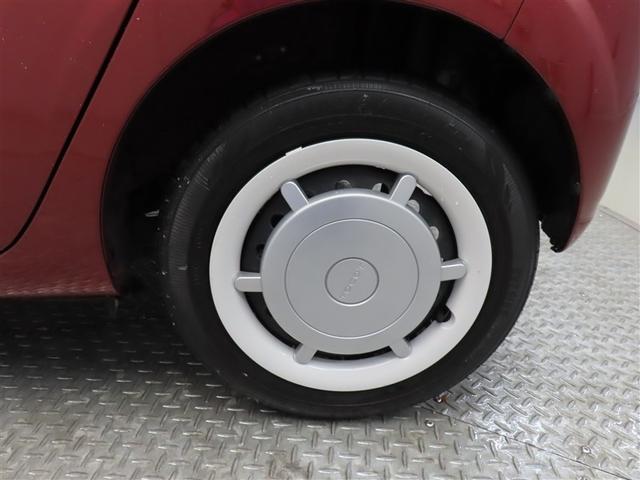 スチールホイールにホイールキャップを装着しています。