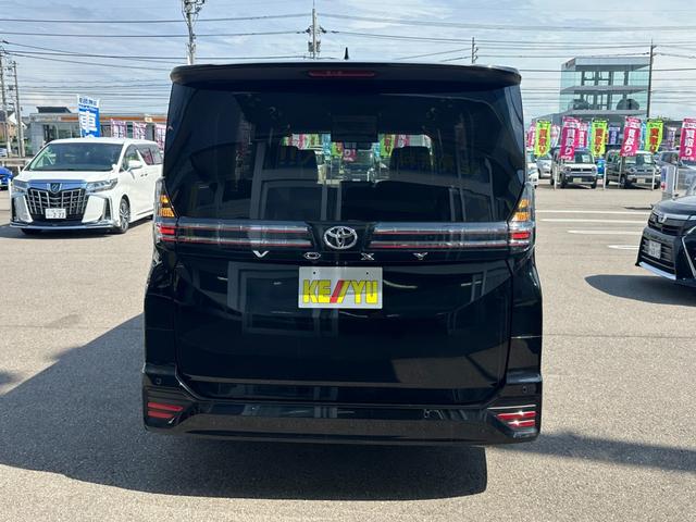 ヴォクシー Ｓ－Ｚ【衝突軽減＆車線逸脱警報】【１４型後席モニター】禁煙車　【純正１０型ナビ／地デジ／ＢＴ再生／全方位カメラ】【追従クルコン】【両側電動ドア】ヒーター付ハーフレザー　ＥＴＣ２．０　デジタルインナーミラー　パークアシスト　ＢＳＭ　電動パーキング　ワイパー熱線（18枚目）