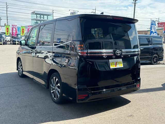 ヴォクシー Ｓ－Ｚ【衝突軽減＆車線逸脱警報】【１４型後席モニター】禁煙車　【純正１０型ナビ／地デジ／ＢＴ再生／全方位カメラ】【追従クルコン】【両側電動ドア】ヒーター付ハーフレザー　ＥＴＣ２．０　デジタルインナーミラー　パークアシスト　ＢＳＭ　電動パーキング　ワイパー熱線（19枚目）
