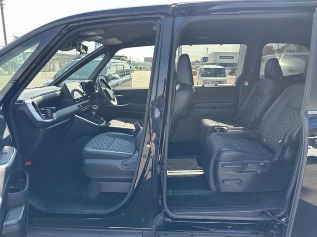 ヴォクシー Ｓ－Ｚ【衝突軽減＆車線逸脱警報】【１４型後席モニター】禁煙車　【純正１０型ナビ／地デジ／ＢＴ再生／全方位カメラ】【追従クルコン】【両側電動ドア】ヒーター付ハーフレザー　ＥＴＣ２．０　デジタルインナーミラー　パークアシスト　ＢＳＭ　電動パーキング　ワイパー熱線（30枚目）