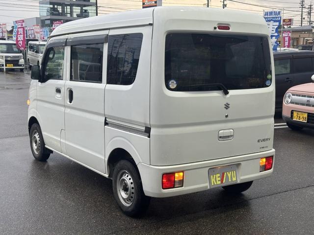 自社陸運局認証工場完備！国家資格車検検査員資格を持った整備士による整備。ステレオ、エアコン等走行に関係のない所も不具合箇所があれば修理してお渡しいたします。ハイブリッド整備も研修済みのスタッフが常駐！