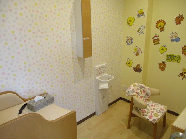 おむつ替え・授乳が出来る個室もございます(^^♪除菌済みで清潔な空間となております。