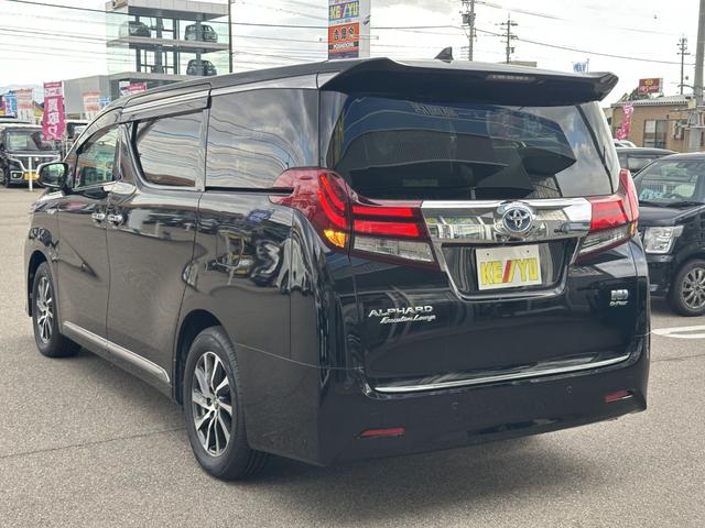 アルファードハイブリッド エグゼクティブラウンジ【愛知県仕入/禁煙】【衝突軽減】 【ツインサンルーフ】【全方位カメラ】【9型純正ナビ/DVD再生/BTオーデイオ/USB】【13.3型後席モニター】【両側自動ドア】【電動リアゲート】【追従クルコン/コーナーセンサー】【ETC】(16枚目)