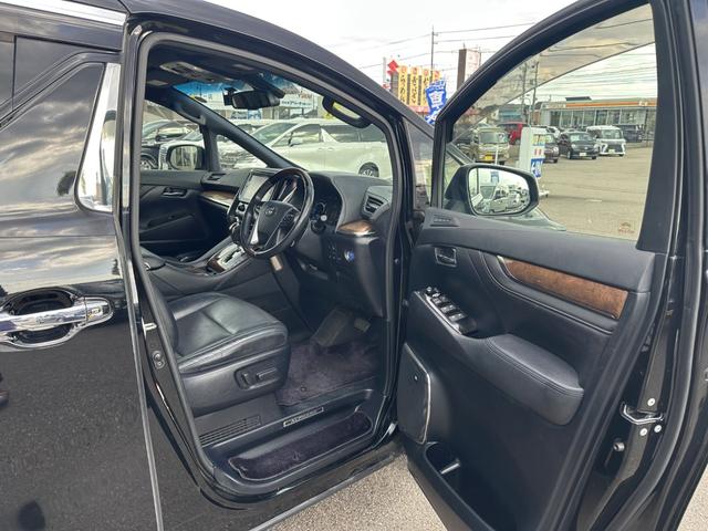 アルファードハイブリッド エグゼクティブラウンジ【愛知県仕入/禁煙】【衝突軽減】 【ツインサンルーフ】【全方位カメラ】【9型純正ナビ/DVD再生/BTオーデイオ/USB】【13.3型後席モニター】【両側自動ドア】【電動リアゲート】【追従クルコン/コーナーセンサー】【ETC】(18枚目)