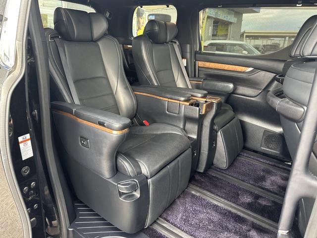 アルファードハイブリッド エグゼクティブラウンジ【愛知県仕入/禁煙】【衝突軽減】 【ツインサンルーフ】【全方位カメラ】【9型純正ナビ/DVD再生/BTオーデイオ/USB】【13.3型後席モニター】【両側自動ドア】【電動リアゲート】【追従クルコン/コーナーセンサー】【ETC】(20枚目)