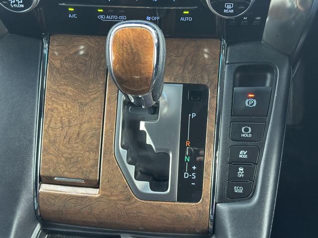 アルファードハイブリッド エグゼクティブラウンジ【愛知県仕入/禁煙】【衝突軽減】 【ツインサンルーフ】【全方位カメラ】【9型純正ナビ/DVD再生/BTオーデイオ/USB】【13.3型後席モニター】【両側自動ドア】【電動リアゲート】【追従クルコン/コーナーセンサー】【ETC】(32枚目)