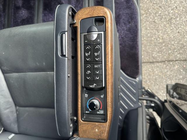 アルファードハイブリッド エグゼクティブラウンジ【愛知県仕入/禁煙】【衝突軽減】 【ツインサンルーフ】【全方位カメラ】【9型純正ナビ/DVD再生/BTオーデイオ/USB】【13.3型後席モニター】【両側自動ドア】【電動リアゲート】【追従クルコン/コーナーセンサー】【ETC】(44枚目)