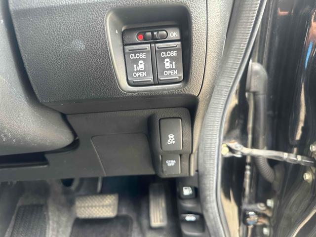 両側電動スライドドア!!荷物で手が塞がるなど簡単にドアの開閉が出来ます!何より力いらずで開閉OK!女性やお年寄りにも優しい。電動機能はOFFにもできますから元気なお子様の駆け出しも安心!