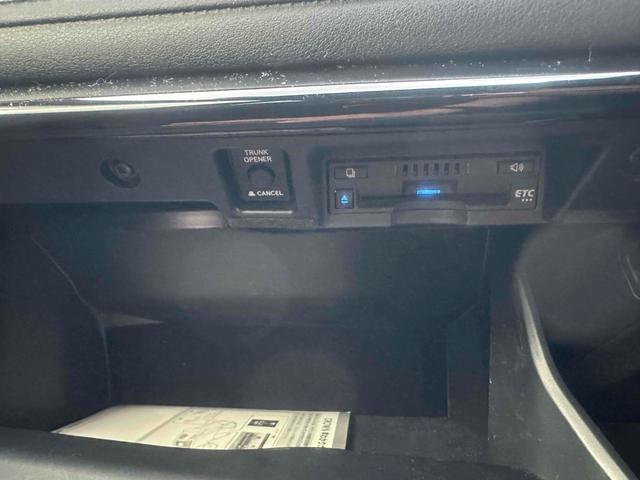 クラウンハイブリッド Ｓ　Ｃパッケージ　Ｆｏｕｒ　４ＷＤ　メーカーナビ　ＴＶ　パワーシート　ステア＆シートヒーター　クリアランスソナー　ＬＴＡ　レーダークルーズ　トヨタセーフティセンス　バックカメラ　アルミホイール　オートハイビーム　ＬＥＤヘッド（9枚目）