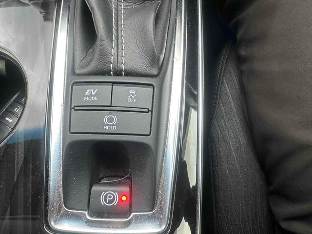 クラウンハイブリッド Ｓ　Ｃパッケージ　Ｆｏｕｒ　４ＷＤ　メーカーナビ　ＴＶ　パワーシート　ステア＆シートヒーター　クリアランスソナー　ＬＴＡ　レーダークルーズ　トヨタセーフティセンス　バックカメラ　アルミホイール　オートハイビーム　ＬＥＤヘッド（10枚目）