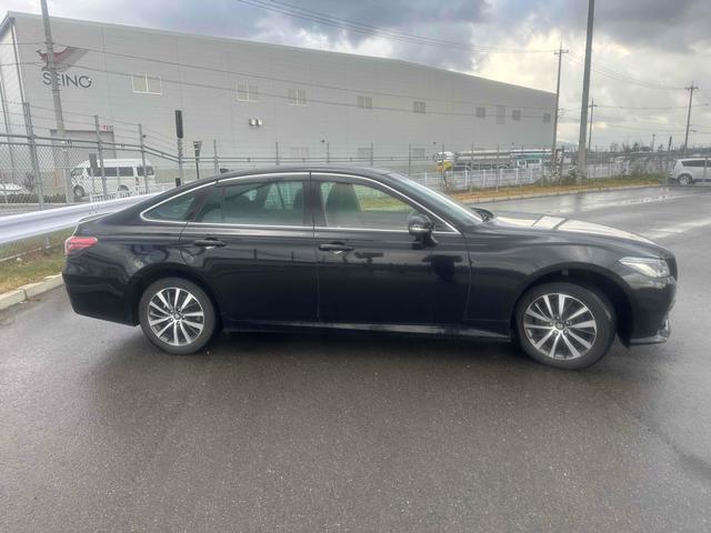 クラウンハイブリッド Ｓ　Ｃパッケージ　Ｆｏｕｒ　４ＷＤ　メーカーナビ　ＴＶ　パワーシート　ステア＆シートヒーター　クリアランスソナー　ＬＴＡ　レーダークルーズ　トヨタセーフティセンス　バックカメラ　アルミホイール　オートハイビーム　ＬＥＤヘッド（14枚目）