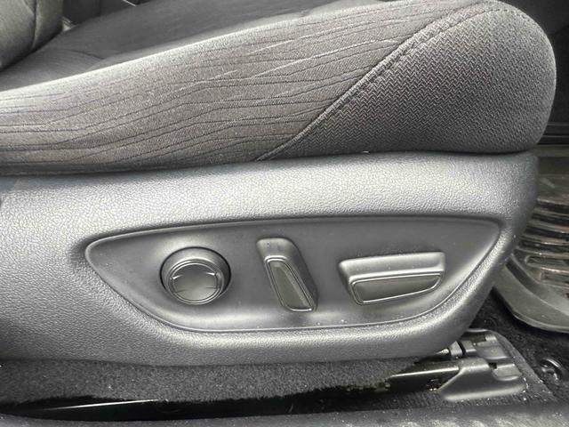 クラウンハイブリッド Ｓ　Ｃパッケージ　Ｆｏｕｒ　４ＷＤ　メーカーナビ　ＴＶ　パワーシート　ステア＆シートヒーター　クリアランスソナー　ＬＴＡ　レーダークルーズ　トヨタセーフティセンス　バックカメラ　アルミホイール　オートハイビーム　ＬＥＤヘッド（28枚目）