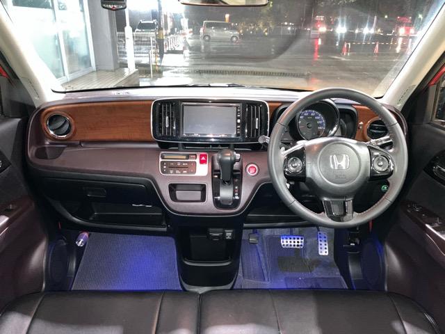 Ｎ－ＯＮＥ プレミアム　ツアラー・Ｌパッケージ　４ＷＤ　赤×黒ツートン　純正地デジナビ　バックカメラ　クルーズコントロール　パドルシフト　ステアリングリモコン　スマートキー　ＨＩＤヘッドライト　前後ドラレコ　ＥＴＣ　レザー調シートカバー（7枚目）