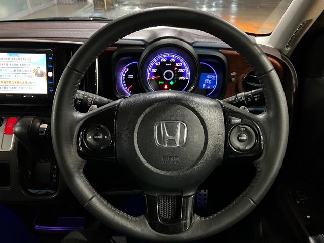 Ｎ－ＯＮＥ プレミアム　ツアラー・Ｌパッケージ　４ＷＤ　赤×黒ツートン　純正地デジナビ　バックカメラ　クルーズコントロール　パドルシフト　ステアリングリモコン　スマートキー　ＨＩＤヘッドライト　前後ドラレコ　ＥＴＣ　レザー調シートカバー（17枚目）