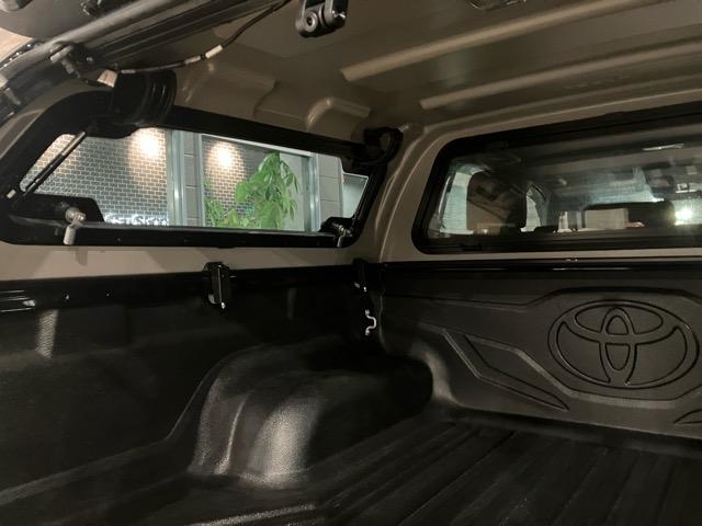 ハイラックス Ｚ　ＧＲスポーツ　キャノピー　純正８型ナビ　ＪＢＬ　アルパインデジタルインナーミラー　全方位Ｍ　ＡＣＣ　衝突軽減　ＪＡＯＳフロントアンダーカバー　リフトアップ　純正ラゲッジハードカバー　ＢＬＡＣＫ　ＲＨＩＮＯ　１７ＡＷ（13枚目）