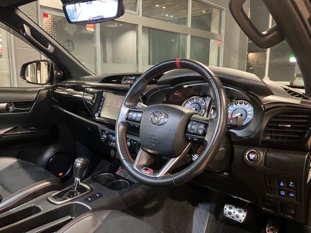 ハイラックス Ｚ　ＧＲスポーツ　キャノピー　純正８型ナビ　ＪＢＬ　アルパインデジタルインナーミラー　全方位Ｍ　ＡＣＣ　衝突軽減　ＪＡＯＳフロントアンダーカバー　リフトアップ　純正ラゲッジハードカバー　ＢＬＡＣＫ　ＲＨＩＮＯ　１７ＡＷ（26枚目）