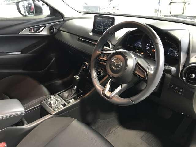 視線移動が少なくドライビングに専念できるコックピット。運転中に必要な「走行情報」とそれ以外の「便利・快適情報」を明確に分けてあるので情報を得る時に迷いを少なくしています。