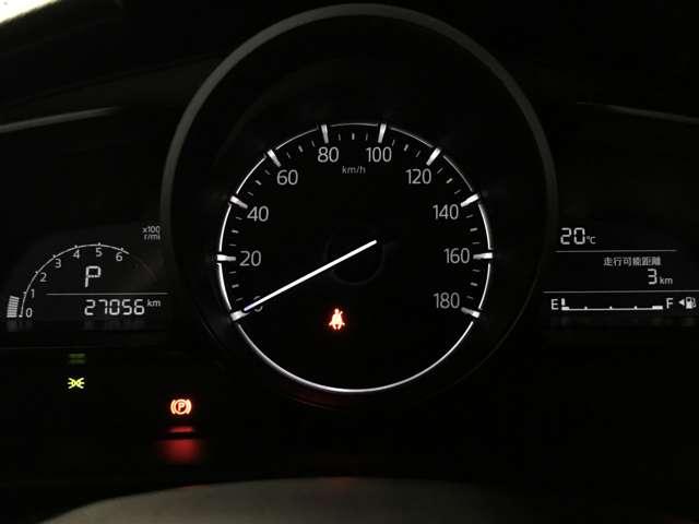 ☆中央の大型円形メーターと左右のウイング状のデジタルディスプレイ。メーターを真正面に置くことでドライバーはコクピットの中心軸を強く感じる事ができます。