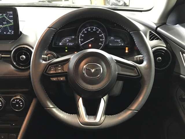 ご覧のようにステアリングスイッチが付いており、ハンドルから手を離さずに簡単なオーディオ操作が容易にできます☆