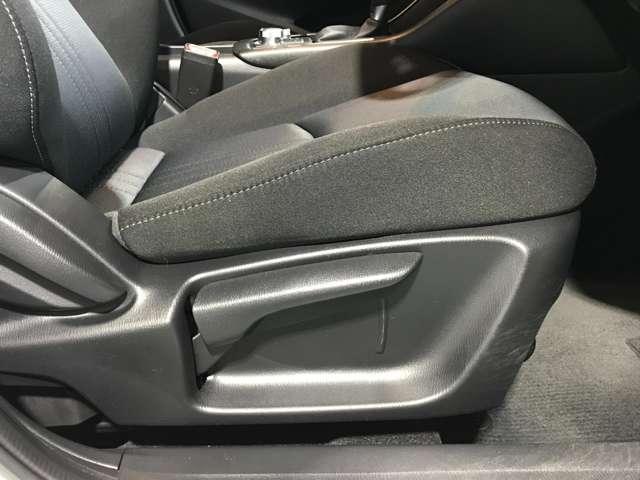 運転席は座面の上下調整ができ適切なドライビングポジションで運転できますよ♪