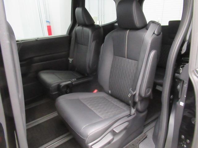 ノア ハイブリッドＺ　４ＷＤ　フルセグ　メモリーナビ　ＤＶＤ再生　ミュージックプレイヤー接続可　後席モニター　バックカメラ　衝突被害軽減システム　ＥＴＣ　ドラレコ　両側電動スライド　ＬＥＤヘッドランプ　乗車定員７人（11枚目）