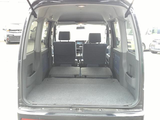 中古車の販売を中心に新車、パーツ販売、パーツの取り付け、整備、板金塗装受付、保険業務を行っています。