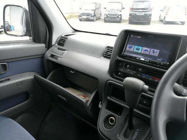 中古車の販売を中心に新車、パーツ販売、パーツの取り付け、整備、板金塗装受付、保険業務を行っています。