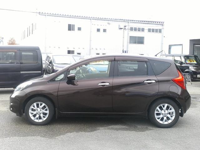 ノート メダリスト　エマージェンシーブレーキパッケージ　純正ＳＤナビ　地デジ　ＤＶＤ　ＡＵＸ　スマートキー　アイドリングストップ　ＨＩＤ　オートライト　フォグ　純正１５インチアルミ　ステアリングスイッチ　ブレーキパッケージ（8枚目）