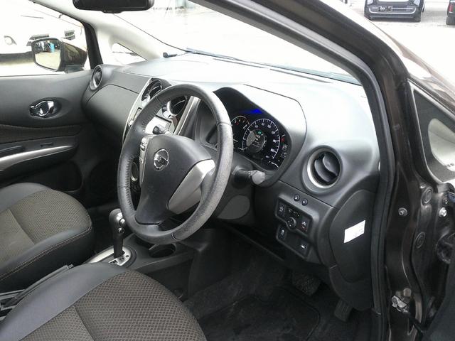 ノート メダリスト　エマージェンシーブレーキパッケージ　純正ＳＤナビ　地デジ　ＤＶＤ　ＡＵＸ　スマートキー　アイドリングストップ　ＨＩＤ　オートライト　フォグ　純正１５インチアルミ　ステアリングスイッチ　ブレーキパッケージ（18枚目）